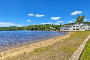 vistas a la costa de un lago con casas en Rustic Caroga Lake Retreat Fish, Hike and Ski!, en Caroga Lake