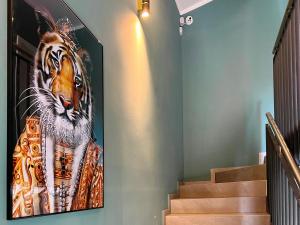 una pintura de un tigre en una pared en Nurban Apartments City Nürnberg, en Núremberg