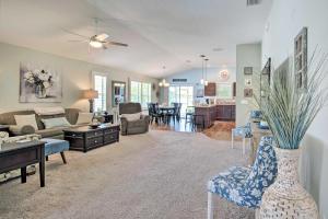 uma sala de estar com um sofá e uma mesa em Bright Florida Home Near Tons of Golf Courses em The Villages