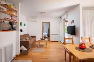 Televízia a/alebo spoločenská miestnosť v ubytovaní Apartment Zenta with terrace and sea view, 4 min walk to the beach