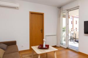 Televízia a/alebo spoločenská miestnosť v ubytovaní Apartment Zenta with terrace and sea view, 4 min walk to the beach