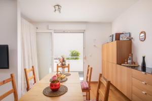 Kuchyňa alebo kuchynka v ubytovaní Apartment Zenta with terrace and sea view, 4 min walk to the beach + 37 fotografií