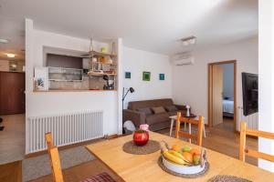 Kuchyň nebo kuchyňský kout v ubytování Apartment Zenta with terrace and sea view, 4 min walk to the beach