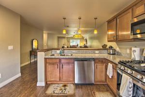 Una cocina con gabinetes de madera y electrodomésticos de acero inoxidable. en Aspen Retreat Rental about 2 Mi to Fool Hollow Lake!, en Show Low
