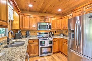 Køkken eller tekøkken på Serene Blue Ridge Cabin about 3 Mi to Downtown!