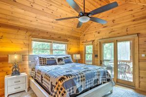 En eller flere senge i et værelse på Serene Blue Ridge Cabin about 3 Mi to Downtown!