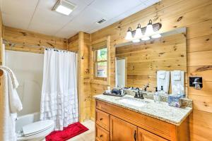 Et badeværelse på Serene Blue Ridge Cabin about 3 Mi to Downtown! + 22 billeder