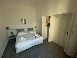 カンヌにあるCannes Conseil Immo - Appartement 1 chambre, zone semi piétonne -Tol-のベッドルーム1室(白いベッド1台、タオル付)