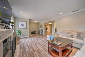 un salon avec un canapé et une table dans l'établissement Bright Concord Home with Amenity-Packed Patio!, à Concord