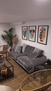 una sala de estar con sofá y algunas fotos en la pared en A Casina, en Combarro