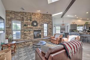 Una sala de estar con un sofá y una pared de piedra. en Modern Flagstaff Home Deck, Patio and Fire Pit, en Mountainaire