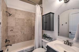 Un baño con lavabo, inodoro y bañera. en Modern Flagstaff Home Deck, Patio and Fire Pit, en Mountainaire 33 fotos más