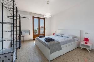 ein weißes Schlafzimmer mit einem Bett und einer Leiter in der Unterkunft Casa Taphouse in Malcesine