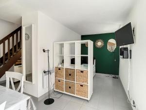 salon z białą szafką i schodami w obiekcie La Casa Mandelieu w mieście Mandelieu-la-Napoule