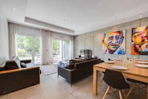 uma sala de estar com um sofá e uma mesa em Le Kube - Appartements de Prestige au centre d'Annecy em Annecy