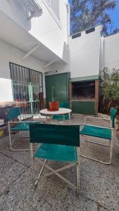 un patio con mesa, sillas y mesa en Casa de Güemes Salta Capital en Salta