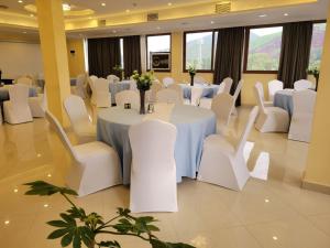 Debre ZeyitIvy Hotel, Bishoftu的摆着白色桌子和椅子的宴会厅
