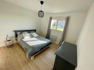 ein kleines Schlafzimmer mit einem Bett und einem Fenster in der Unterkunft Ô DREFF - Maison au calme avec vue mer 