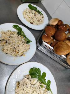 uma mesa com quatro pratos de comida em Hotel Ristorante Caligiuri em Decollatura