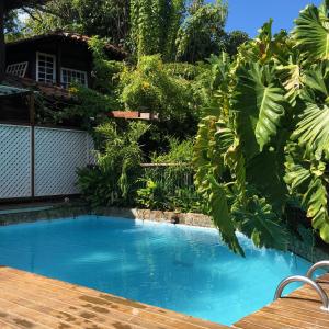 una piscina en el patio de una casa en Pousada Vila do Mar, en Búzios