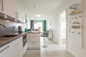 Η κουζίνα ή μικρή κουζίνα στο Ferienwohnung Ankerplatz No 7 mit Blick auf den See