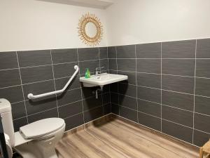 Kúpeľňa v ubytovaní Le Milan et son bain nordique privatif