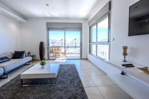 sala de estar con sofá y mesa en Luxury Marina 4BR apartment by Airsuite en Ashdod