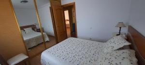 a small bedroom with a mirror and a bed at Apartamento Sopuente in Selaya
