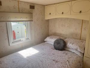 Habitación pequeña con cama y ventana en Castaway retreats 4 C34, en Lincolnshire