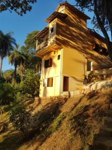 dom na zboczu wzgórza w obiekcie Pousada Sempre Luz w mieście Santana do Riacho