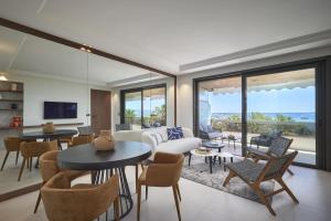 een woonkamer met een bank en een tafel en stoelen bij La REALE 2 BEDS CROISETTE BEACHES Sea VIEW Parking FREE in Cannes