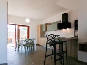 a kitchen and dining room with a table and chairs at Porto Quadro Villa's in Santa Teresa Gallura