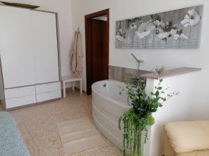 bagno con vasca e pianta di Casa rosa Abruzzo 3 a Musellaro