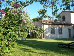 een huis met een bank voor een tuin bij Poggetto di Montese in San Gimignano