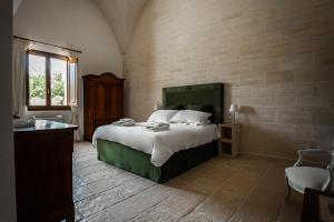 Tempat tidur dalam kamar di Masseria Torleanzi Wine Relais