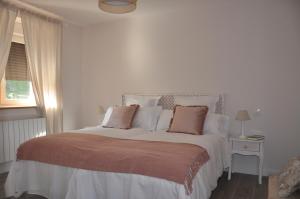 En eller flere senge i et værelse på Casa Rural Mazarredonda