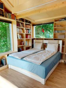 的住宿－Spacious modern rustique 1000sqm private garden, Tjøme，一间设有书架的房间的卧室