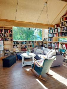 的住宿－Spacious modern rustique 1000sqm private garden, Tjøme，带沙发、桌子和书籍的客厅