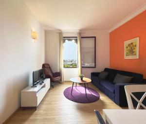 バルセロナにあるStay U-nique Apartments Colomのリビングルーム(ソファ、テレビ付)