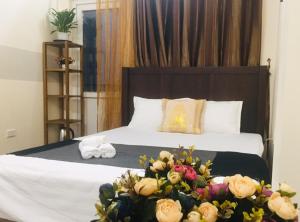 una habitación de hotel con una cama con flores. en Melody home, en Hanói