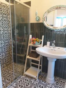 W łazience znajduje się umywalka i prysznic. w obiekcie Dimora Quattro Vanelle w mieście Favignana