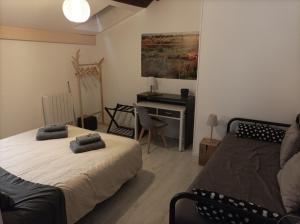 Un dormitorio con dos camas y un escritorio. en Cadol'Ain, en Servignat 22 fotos más