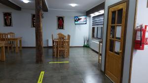 TV a/nebo společenská místnost v ubytování Hostal La Base