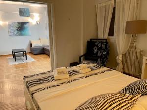 Posteľ alebo postele v izbe v ubytovaní Lycabettus Luxury Cave greendom