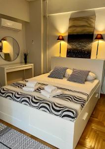 Posteľ alebo postele v izbe v ubytovaní Lycabettus Luxury Cave greendom