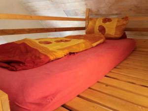 A bed or beds in a room at Bauernhof Lisa Offenstall und Taubenschlag