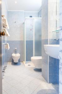 Koupelna v ubytování Hotel Bonotto + 37 fotografií