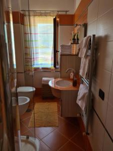 bagno con lavandino e servizi igienici di Diamante 46, Appartamento per vacanza a Diamante