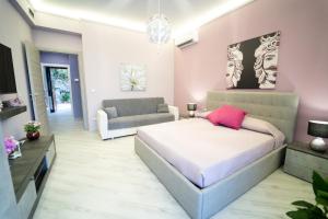 1 dormitorio con 1 cama y sala de estar en Tyche apartaments & rooms, en Taormina