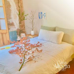 a tree on a bed in a room at Hotel Casa Allegra Art Suites in Rosario